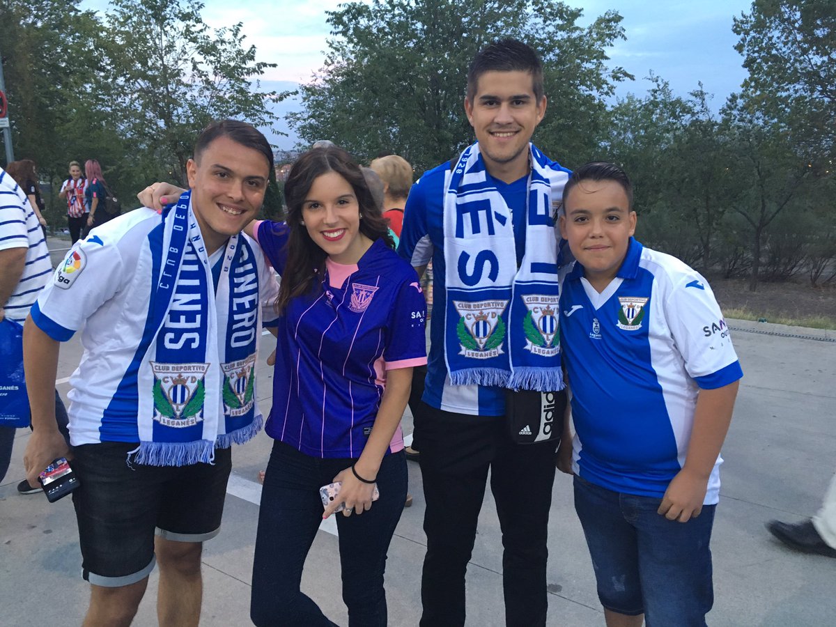 Các CĐV tụ tập từ rất sớm.