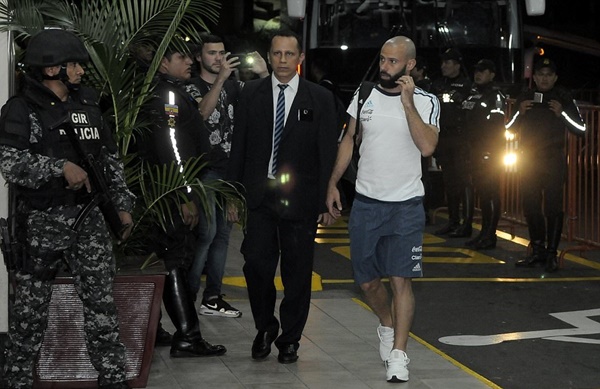 Mascherano cũng không giấu được sự lo âu.