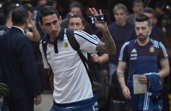 Di Maria chào CĐV nhưng cũng không nở nổi nụ cười.