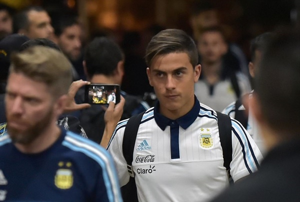 Sắc mặt Dybala rất không thoải mái.