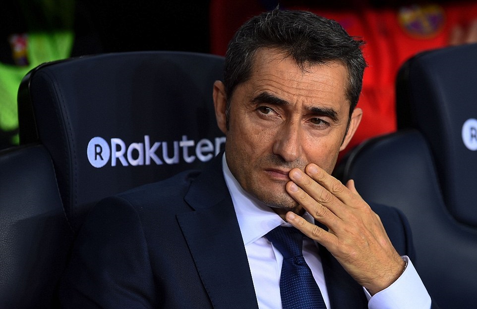 Vẻ mặt khá lo âu của Valverde khi các học trò thể hiện khá tệ.