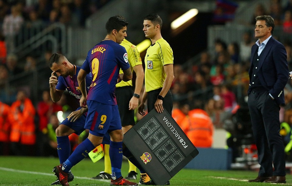 Suarez chơi không ấn tượng và bị thay ra.