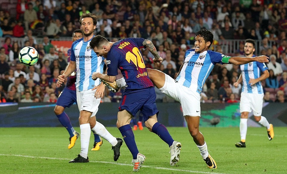 Messi một lần đưa bóng vào lưới nhưng đã bị thổi việt vị.