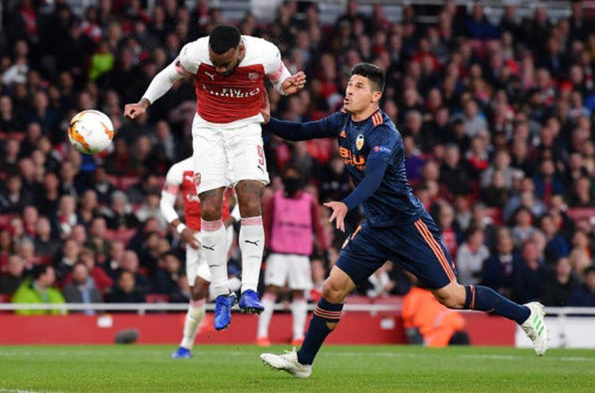 Lacazette lập cú đúp ngay trong hiệp một.