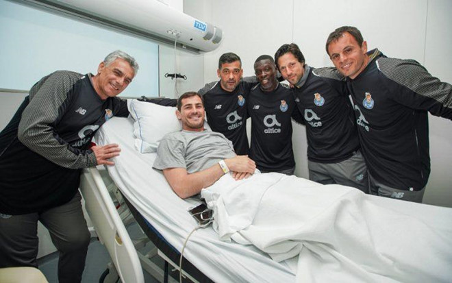 HLV Sergio Conceicao của Porto cho biết, toàn đội đang rất đoàn kết, và ai cũng lo lắng cho tình trạng của Casillas. Trong những tấm hình được trang Sky Sports đăng tải mới đây, thủ thành người Tây Ban Nha có biểu hiện hồi phục sức khỏe rất tốt.