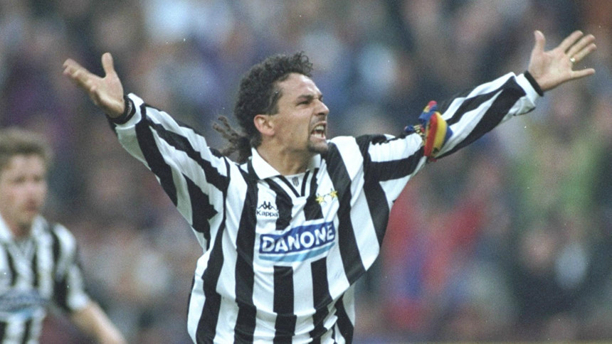Roberto Baggio (Italy): “Lãng tử đuôi ngựa” Baggio giữ vị trí cuối cùng trong top 10 cầu thủ hay nhất thế giới do Four Four Two bình chọn. Trong 25 năm qua, Baggio khoác áo các CLB Juventus, AC Milan, Bologna, Inter Milan và Brescia. Anh giành liên tiếp 2 chức vô địch Serie A cùng Juventus (1994/95) và Milan (1995/96). Tại World Cup 1994, Baggio cùng tuyển Italy gục ngã ở chung kết.