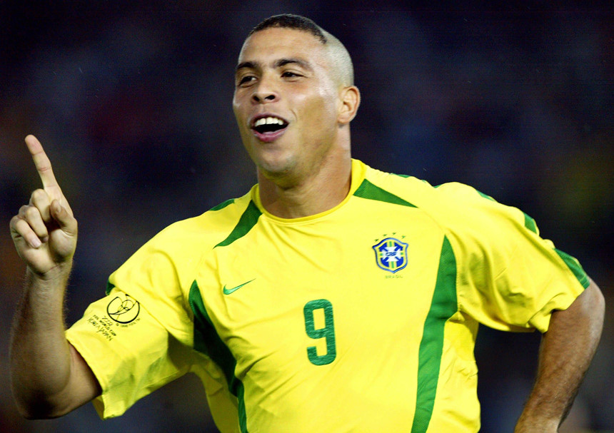 Ronaldo “béo” (Brazil): Ở World Cup 1998, Ronaldo “béo” khiến cả thế giới mê mẩn với lối chơi tốc độ, kỹ thuật và dứt điểm lạnh lùng trong vòng cấm. Dẫu vậy cơn động kinh bí ẩn khiến Ronaldo chơi tệ ở chung kết và Brazil thua Pháp 0-3. 4 năm sau, Ronaldo lấy lại những gì đã mất, giúp Brazil vô địch thuyết phục. Sau giải đấu, Ronaldo gia nhập Real và thể hiện phong độ ghi bàn đáng sợ. Tài năng của Ronaldo là điều được cả thế giới công nhận, nhưng chấn thương cùng lối sống thiếu lành mạnh khiến “Rô béo” sớm trượt dốc. Khi sang tuổi 30, Ronaldo dần mất hút vì thân hình tăng cân trầm trọng.