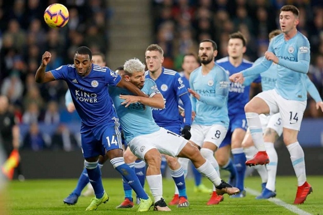 Các đối thủ của Liverpool tự bắn vào chân mình.