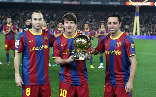Xavi và Iniesta đã nâng tầm Messi.