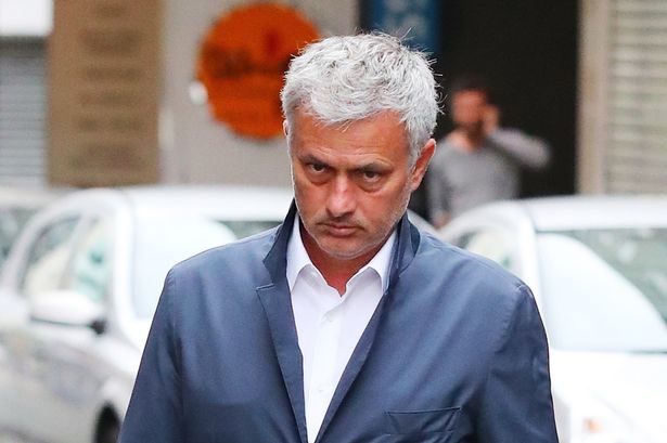 Nhân viên khách sạn tiết lộ hành động của Mourinho với các cầu thủ trước trận gặp Valencia - Bóng Đá
