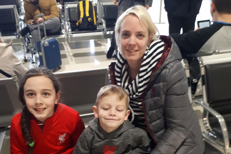 Cả gia đình hào hứng trước chuyến bay.