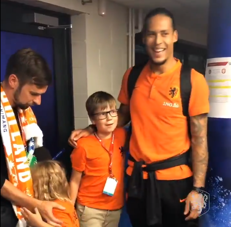 Van Dijk gặp gia đình người hâm mộ.