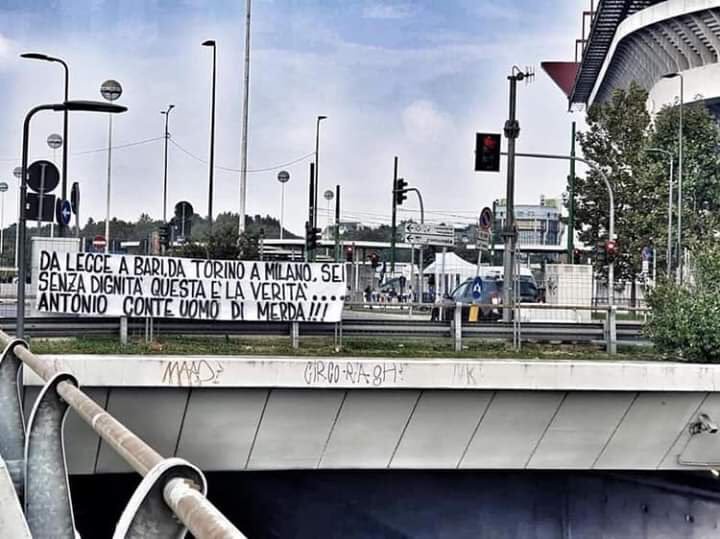Photo: Juve fans attack Conte with banner at San Siro - Bóng Đá
