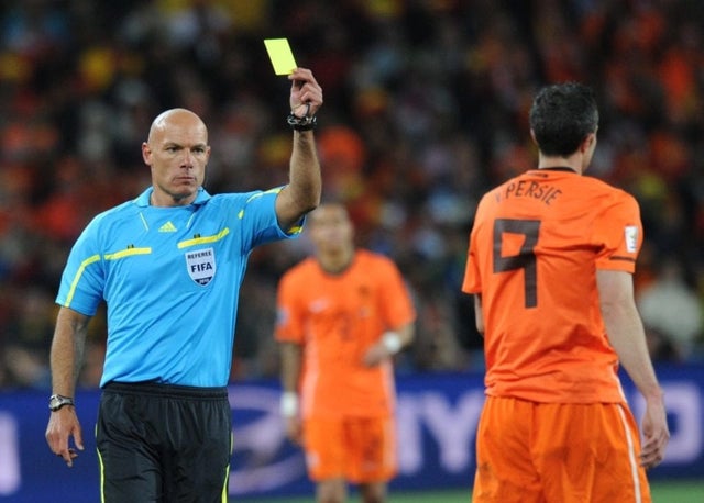 10 bizarre moments when the referee stole the show - Bóng Đá