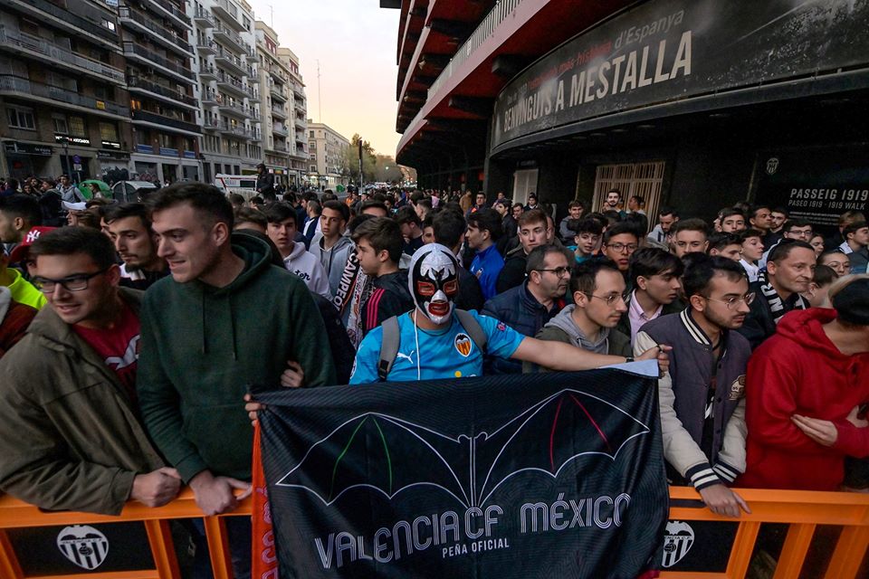 Khán giả tụ tập ngoài sân Valencia - Bóng Đá