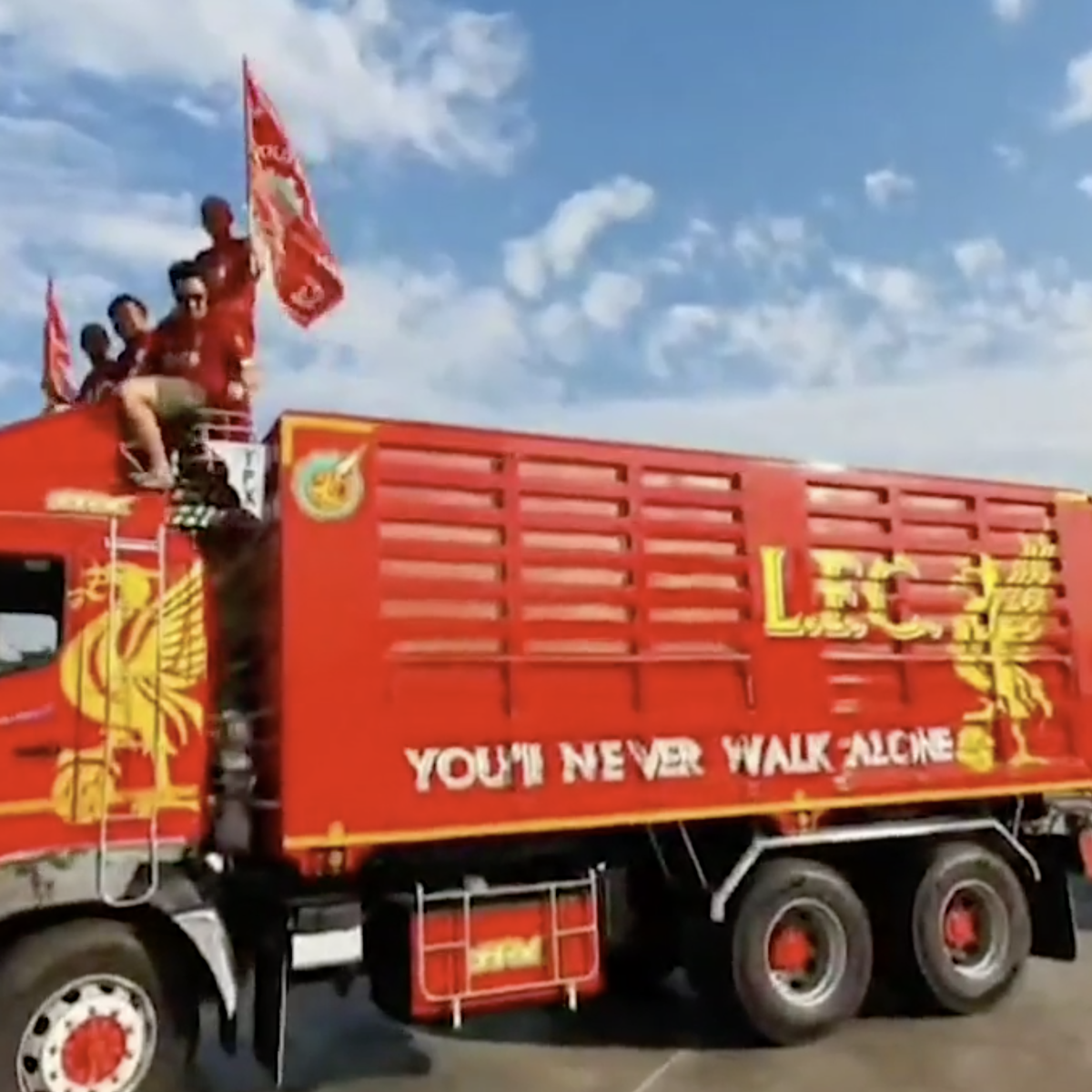 Liverpool Fan Holds Title Parade After Getting Bored Waiting For The Premier League To Restart - Bóng Đá