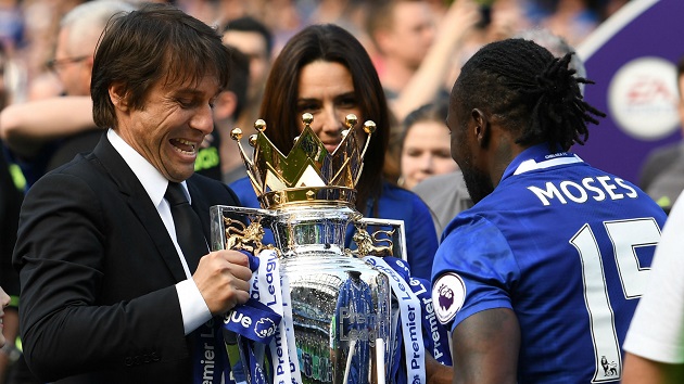 Moses cùng Conte vô địch Premier League trong màu áo Chelsea.