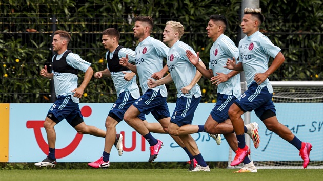 Huntelaar trên sân tập cùng các đàn em.