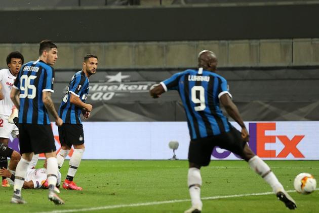 Tình huống phản lưới nhà của Lukaku.