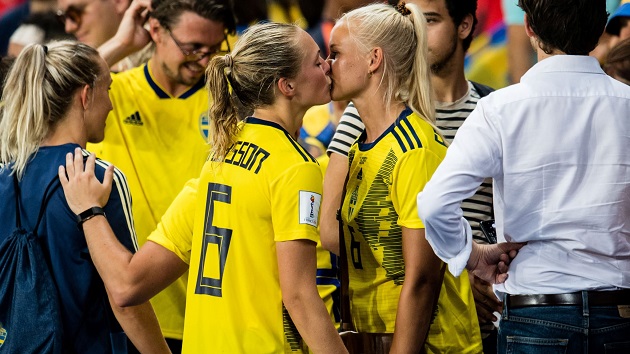 Magdalena và Pernille công khai tình cảm ở trận đấu World Cup.