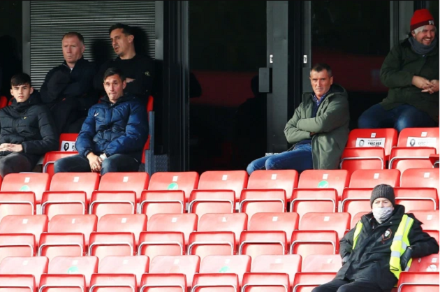 Roy Keane looks unimpressed as he watches Salford throw away 2-0 lead with ex-Man Utd pals Paul Scholes and Gary Neville - Bóng Đá