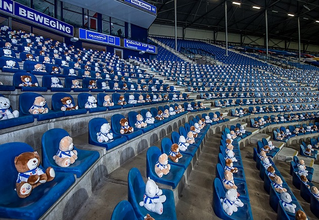 Eredivisie side Heerenveen put 15,000 teddy bears in the stands this weekend to raise awareness for children in the Netherlands who have cancer.  - Bóng Đá