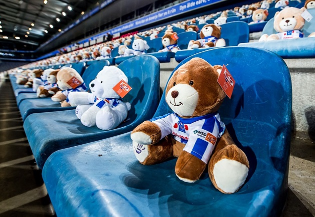 Eredivisie side Heerenveen put 15,000 teddy bears in the stands this weekend to raise awareness for children in the Netherlands who have cancer.  - Bóng Đá