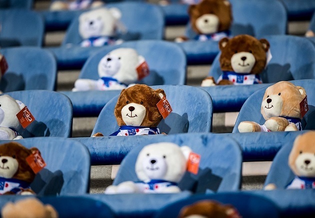 Eredivisie side Heerenveen put 15,000 teddy bears in the stands this weekend to raise awareness for children in the Netherlands who have cancer.  - Bóng Đá