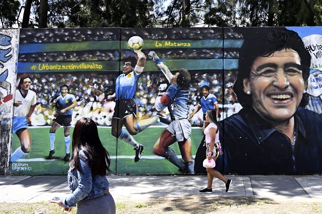 fan thăm Maradona  - Bóng Đá