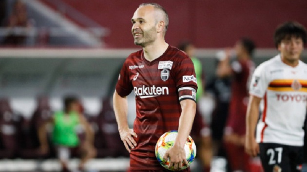 Andres Iniesta chia tay Barcelona để đến Nhật Bản chơi bóng năm 2018. Ở tuổi 36, huyền thoại này vẫn đang ra sân đều đặn cho Vissel Kobe với tấm băng đội trưởng trên tay.