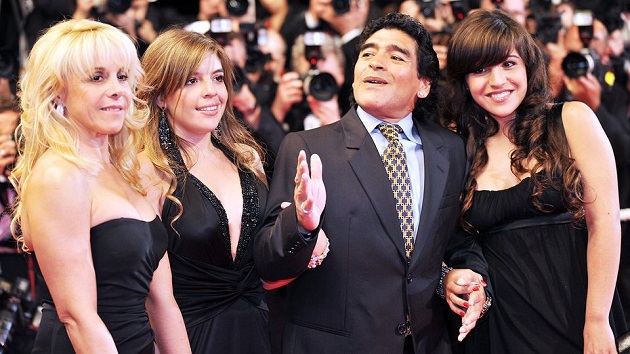 Con gái cưng của Maradona bật khóc nức nở trên khán đài Boca Juniors - Bóng Đá