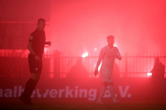 A match between FC Emmen and ADO Den Haag in the Netherlands was suspended for 17 minutes because of fireworks and flares affecting visibility. - Bóng Đá