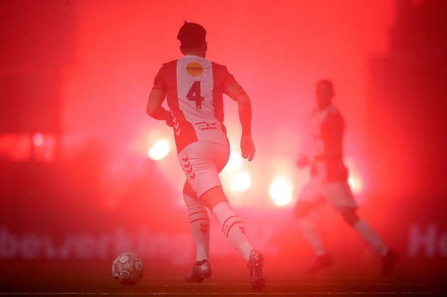 A match between FC Emmen and ADO Den Haag in the Netherlands was suspended for 17 minutes because of fireworks and flares affecting visibility. - Bóng Đá