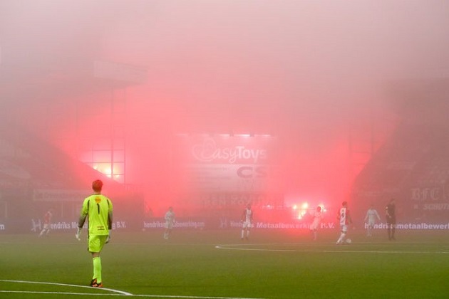 A match between FC Emmen and ADO Den Haag in the Netherlands was suspended for 17 minutes because of fireworks and flares affecting visibility. - Bóng Đá