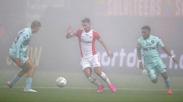 A match between FC Emmen and ADO Den Haag in the Netherlands was suspended for 17 minutes because of fireworks and flares affecting visibility. - Bóng Đá