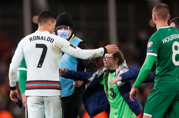 Chạy đua với bảo vệ để xin áo Ronaldo, Addison bị phạt 3.000 euro