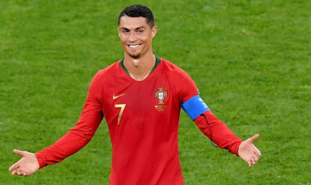 TRANH CÃI: Ronaldo đánh nguội, xứng đánh nhận thẻ đỏ? - Bóng Đá