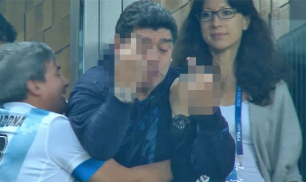 Maradona giơ ngón tay thối chọc tức người Nigeria - Bóng Đá