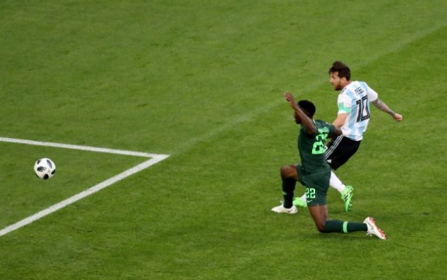 Messi tặng thủ môn thứ 3 của Nigeria món quà đầy ý nghĩa - Bóng Đá
