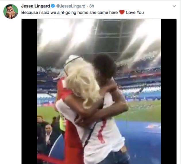 Sao Man Utd chia sẻ xúc động về mẹ sau chiến thắng trước Thuỵ Điển - Bóng Đá
