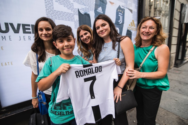 Juventus đã bán hết hơn nửa triệu chiếc áo của Ronaldo chỉ trong 24 tiếng - Bóng Đá