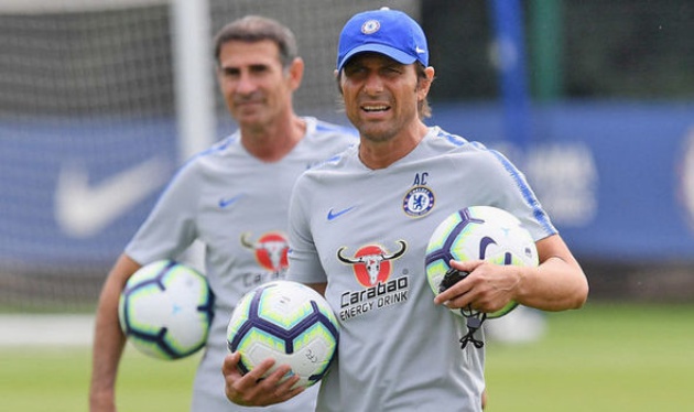 Conte trong buổi đào tạo cuối cùng với các học trò tại Chelsea.