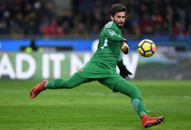 Khả năng chơi chân của Alisson còn vượt trội so với Ederson Moraes.