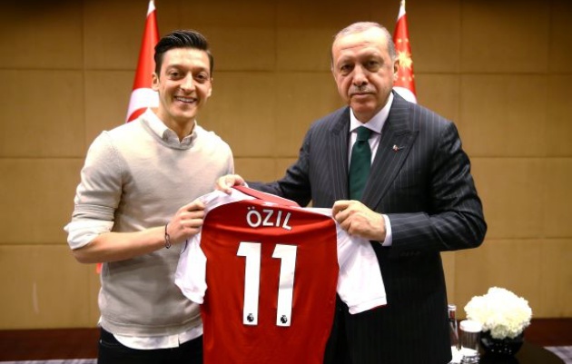 Unai Emery tiết lộ phương pháp sẽ giúp Ozil trở lại sau căng thẳng ở Đức - Bóng Đá