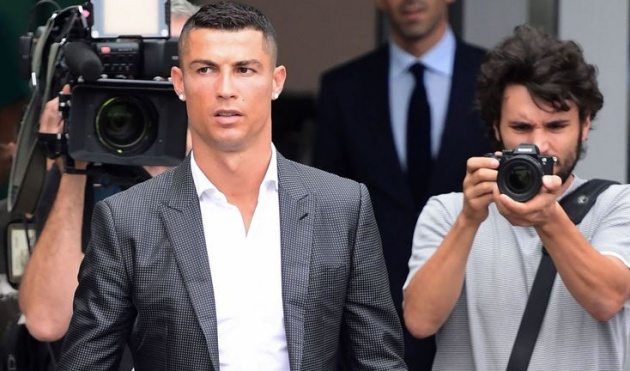 Ronaldo nhận tội trốn thuế, chấp nhận án phạt cực nặng - Bóng Đá