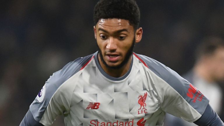 Trung vệ Liverpool rời sân bằng cáng sau pha va chạm với biển quảng cáo - Bóng Đá