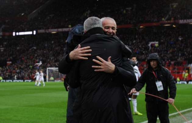 Mourinho và Ranieri phản ứng ra sao sau tấm thẻ đỏ của cầu thủ Fulham? - Bóng Đá