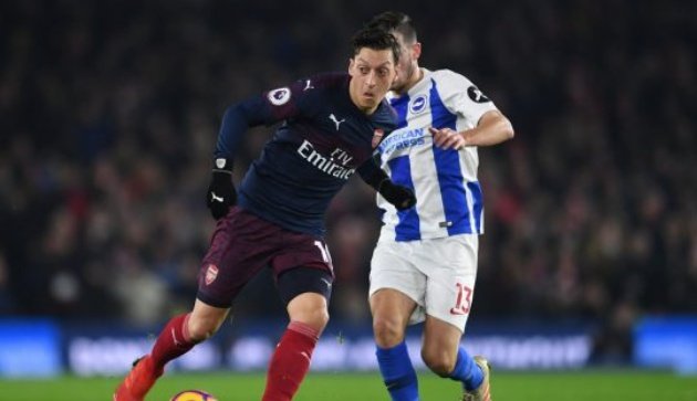 Ozil chơi rất tệ ở trận đấu với Brighton.