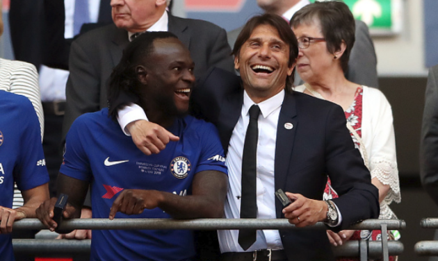 Nụ cười đã tắt trên môi của Moses từ khi ông thầy Conte ra đi.