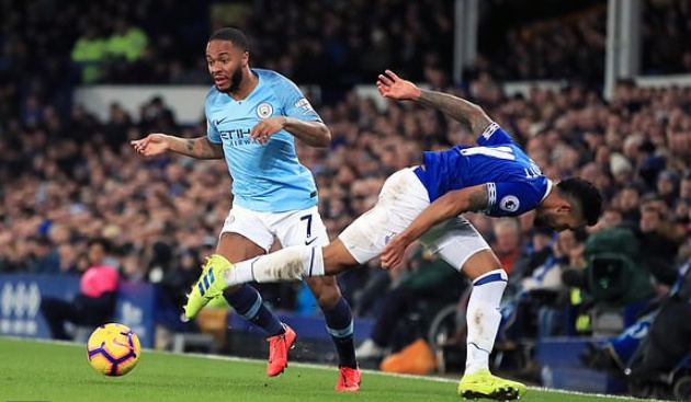 Man City đã cướp ngôi đầu của Liverpool sau chiến thắng 2-0 tại Goodison Park.